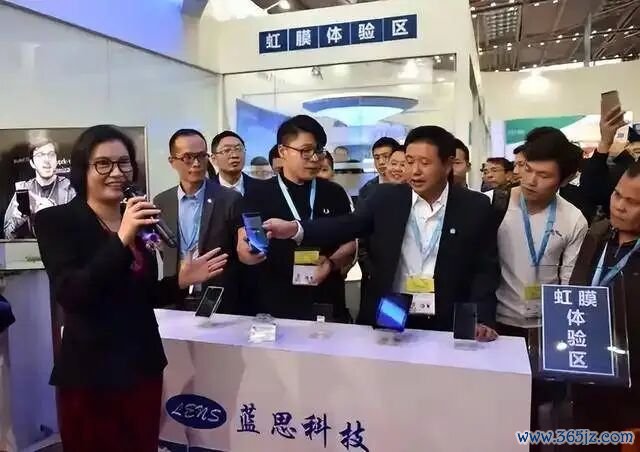 ▲周群飞为客户老师产物